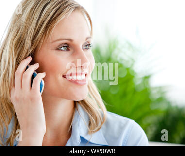 Hellen Geschäftsfrau sitzen auf einem Sofa zu Hause telefonieren Stockfoto