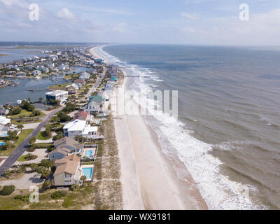 Luftaufnahme von Surfside Beach und teure Wohnungen in der Nähe von Myrtle Beach. Stockfoto