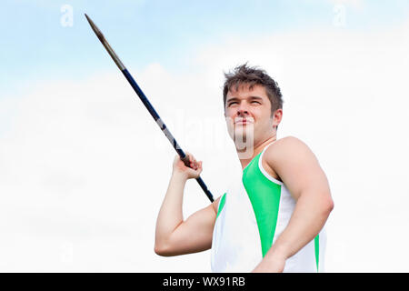 Stattliche männliche warf einen Speer im Freien in einem Stadion Stockfoto