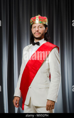 Lustige König Krone tragen im Coronation Konzept Stockfoto