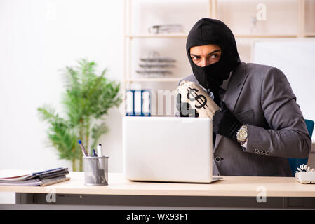 Männliche gangster Diebstahl von Informationen aus dem Büro Stockfoto