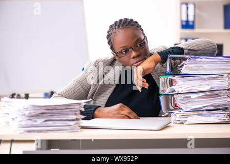 Schwarze weibliche Mitarbeiter mit übermäßiger Arbeit unzufrieden Stockfoto