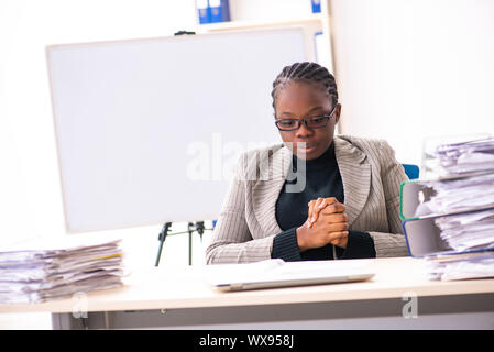 Schwarze weibliche Mitarbeiter mit übermäßiger Arbeit unzufrieden Stockfoto