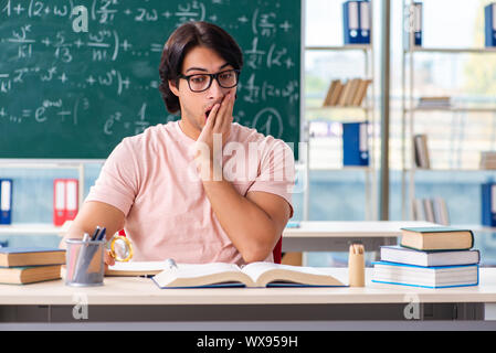 Junge männliche Schüler im Klassenzimmer Stockfoto