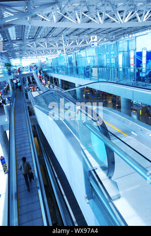 Travelator mit Leuten in den Flughafen. Keine erkennbare Gesichter oder Markennamen. Getönten Kalt. Stockfoto