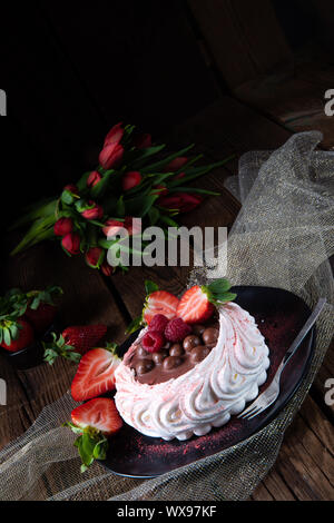 Licht Pavlova mit frischen Früchten und Schokolade Stockfoto