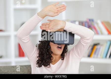 Junge Frau verwendet eine virtuelle Realität VR-Brille Maske Stockfoto