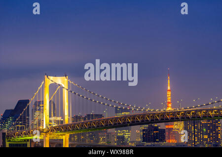 Tokyo Tower mit Rainbow Bridge Sonnenuntergang Stockfoto
