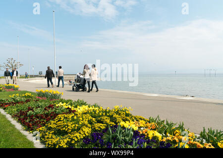 Aarbon, SG/Schweiz - April 7, 2019: Touristen und Einheimischen einen schönen Frühlingstag auf der sho Stockfoto