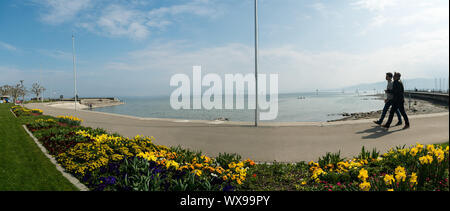 Arbon, SG/Schweiz - April 7, 2019: Touristen und Einheimische genießen Sie einen schönen Frühlingstag auf der sho Stockfoto