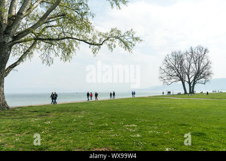 Arbon, SG/Schweiz - April 7, 2019: Touristen und Einheimischen einen schönen Frühlingstag geniessen auf der shor Stockfoto