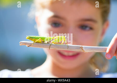 wissenschaftliche Naturforscher Biologe Kind Mädchen auf der Suche Gottesanbeterin Insekt closeup Stockfoto