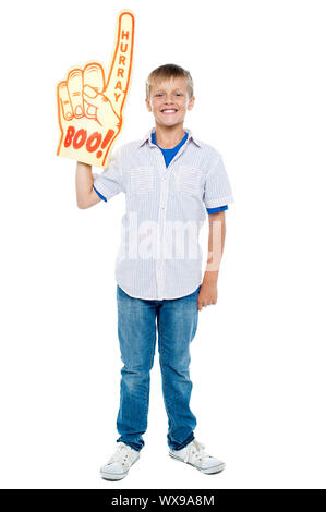 In voller Länge Portrait eines eleganten jungen tragen eine große Schaum-Hand. Boo und Hurra! Stockfoto