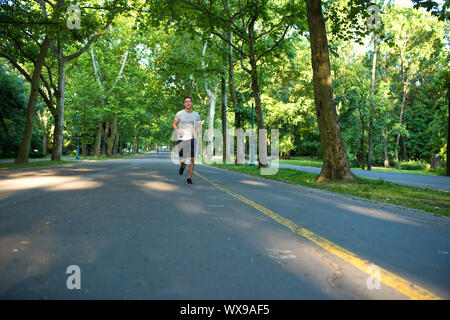 Ein hübscher junger Mann Jogging im Park Stockfoto