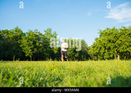 Ein hübscher junger Mann in einem Park Stockfoto