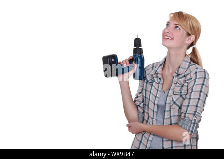 Handwerkerin hält eine Bohrmaschine Stockfoto