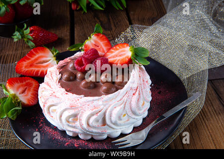 Licht Pavlova mit frischen Früchten und Schokolade Stockfoto