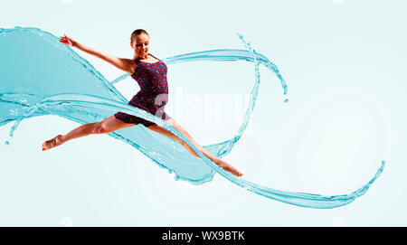 Tänzer springen auf die Hintergrundfarbe Spritzer Stockfoto