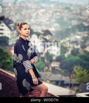 Frau mit Blick auf die Stadt, Dalat, Vietnam Stockfoto