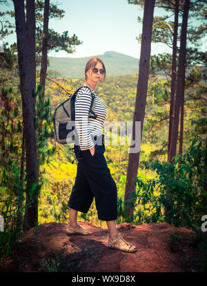 Tourist mit Rucksack im Hochland Stockfoto