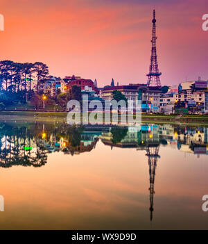 Sonnenaufgang über Xuan Huong See, Dalat, Vietnam. Stockfoto