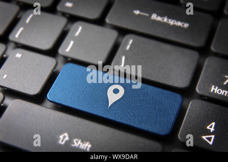 Blaue Taste mit Geo-Standort-Symbol auf Laptop-Tastatur. Im Preis inbegriffen Clipping-Pfad, so dass Sie leicht bearbeitet werden kann. Stockfoto