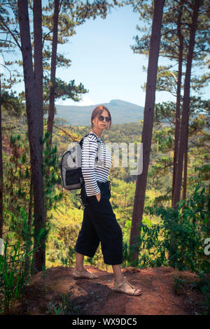 Tourist mit Rucksack im Hochland Stockfoto