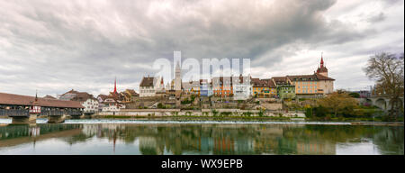 Blick auf die historische Altstadt von Bremgarten und der Reuss Stockfoto