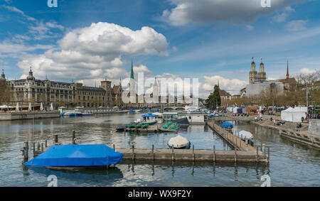 Zürich, ZH/Schweiz - April 8, 2019: Zürich Stadtbild mit der Limmat während der TRADITIO Stockfoto