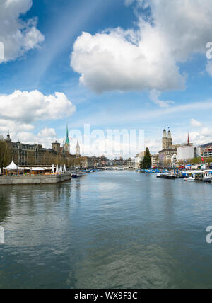 Zürich, ZH/Schweiz - April 8, 2019: Zürich Stadtbild mit der Limmat während der TRADITIO Stockfoto