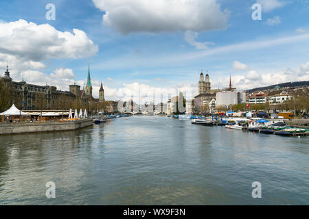 Zürich, ZH/Schweiz - April 8, 2019: Zürich Stadtbild mit der Limmat während der TRADITIO Stockfoto