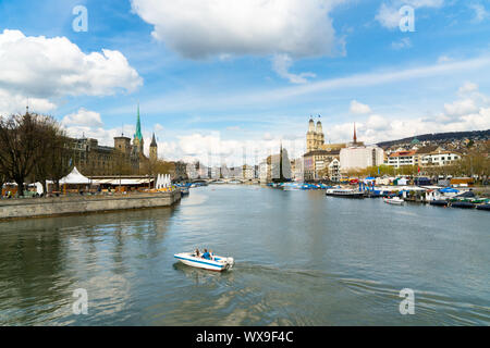 Zürich, ZH/Schweiz - April 8, 2019: Zürich Stadtbild mit der Limmat während der TRADITIO Stockfoto