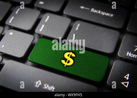 Geld mit Internet: grüne Taste mit Golden Dollar Währungssymbol auf Laptop Tastatur. Beschneidungspfad eingeschlossen, so dass Sie sie leicht bearbeiten können. Stockfoto