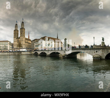 Zürich, ZH/Schweiz - April 8, 2019: Zürich Stadtbild mit vielen Menschen über den Fluss Limma Stockfoto