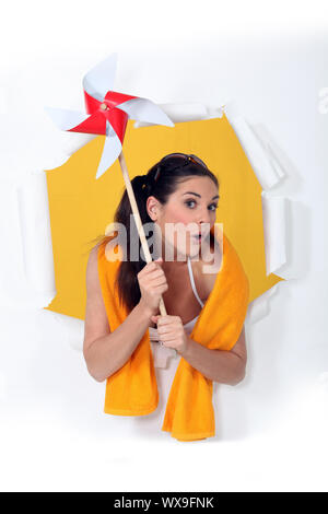Frau mit Spielzeug Windmühle Stockfoto