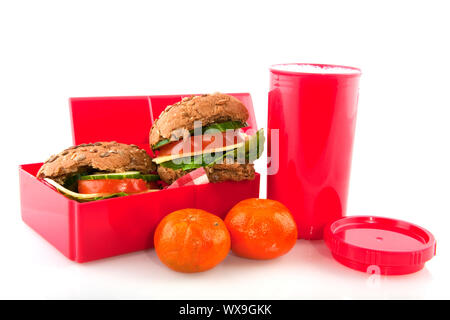 Gesunde rote Lunchbox mit Milch und Obst Stockfoto