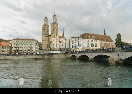 Zürich, ZH/Schweiz - April 8, 2019: Zürich Stadtbild mit vielen Menschen am Ende der Th verlassen Stockfoto