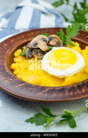 Traditionelle italienische Polenta mit Pilzen. Stockfoto