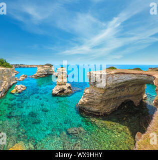 Faraglioni bei Torre Sant Andrea, Italien Stockfoto