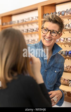 Frau in einem eyewear Store Stockfoto