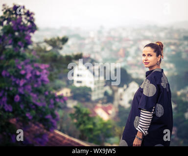 Frau mit Blick auf die Stadt, Dalat, Vietnam Stockfoto