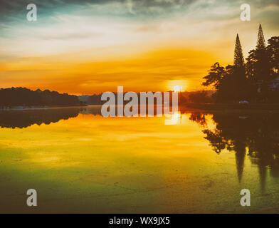 Sonnenaufgang über Xuan Huong See, Dalat, Vietnam Stockfoto