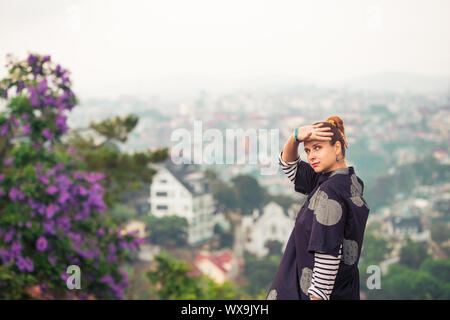 Frau mit Blick auf die Stadt, Dalat, Vietnam Stockfoto