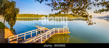 Sonnenaufgang über Xuan Huong See, Dalat, Vietnam. Panorama Stockfoto