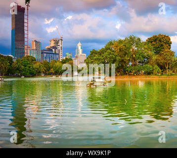 Panoramablick auf die Skyline von Bangkok. Lumphini Park, Thailand. Panorama Stockfoto