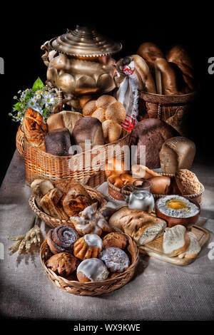 Stillleben mit Brot im russischen nationalen Stil Stockfoto