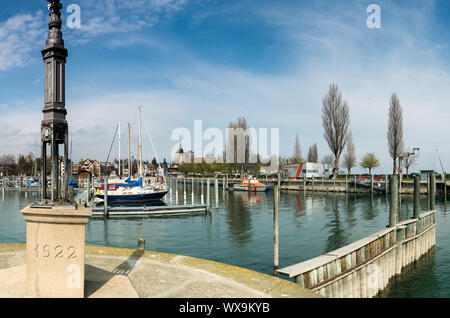 Aarbon, SG/Schweiz - April 7, 2019: Blick auf den Hafen und die Altstadt von Arbon am Ufer des Stockfoto