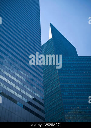 Zwei Hochhäuser gegen einen perfekten blauen Himmel. Stockfoto