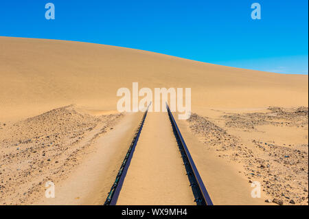 Bahngleise nach Sandsturm, Namibia Stockfoto