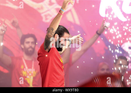 Madrid, Spanien. 16 Sep, 2019. Madrid Spanien; 04/01/2019. - Ricky Rubio. spanische Nationalmannschaft Weltmeister kommt an der Plaza Colón im Zentrum von Madrid, wo Tausende von Menschen warten Sie, mit Ihnen zu feiern. Credit: Juan Carlos Rojas/Picture Alliance | Verwendung weltweit/dpa/Alamy leben Nachrichten Stockfoto